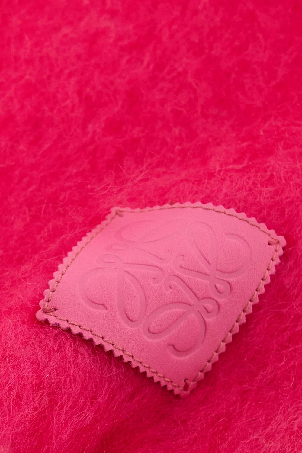 

LOEWE Шарф с аппликацией из смесового мохера, розовый