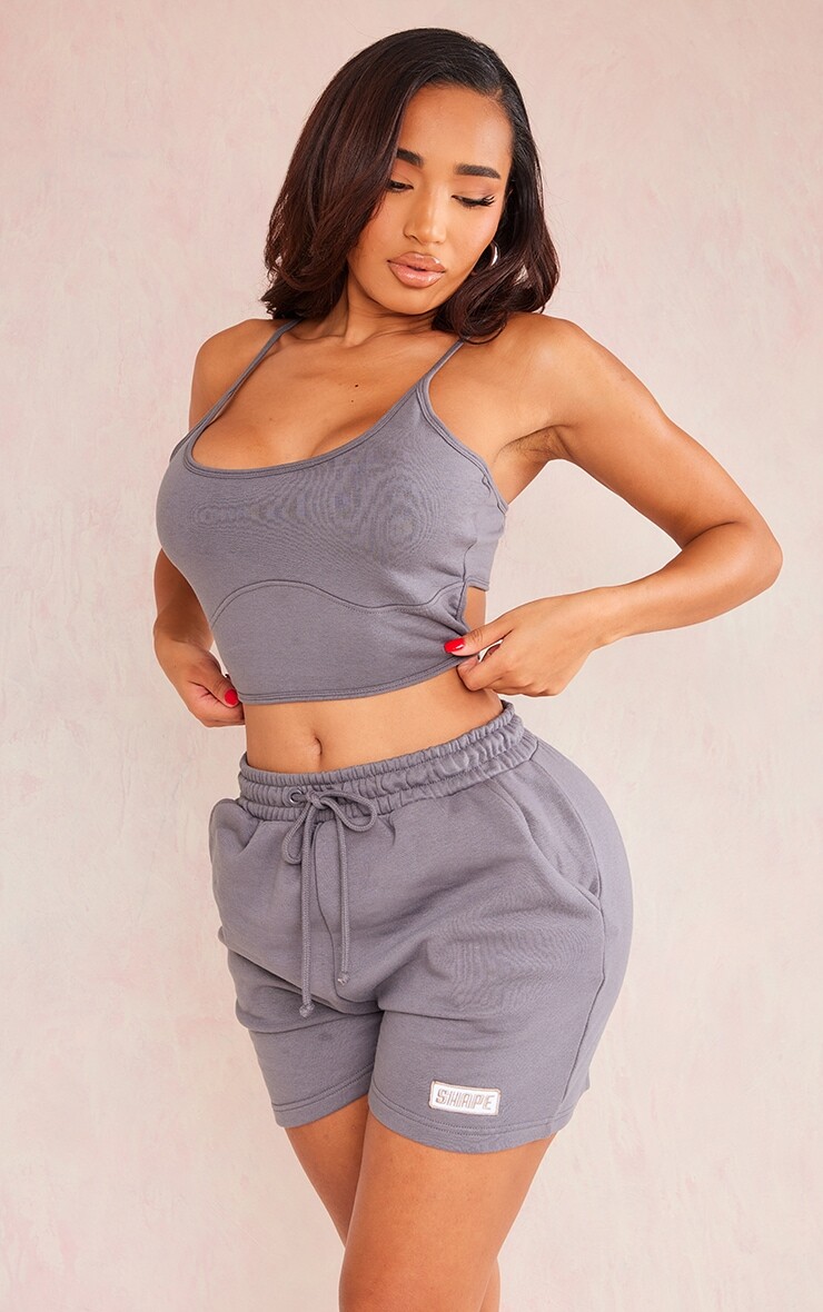 

PrettyLittleThing Укороченный топ темно-серого цвета с завязками на спине Shape