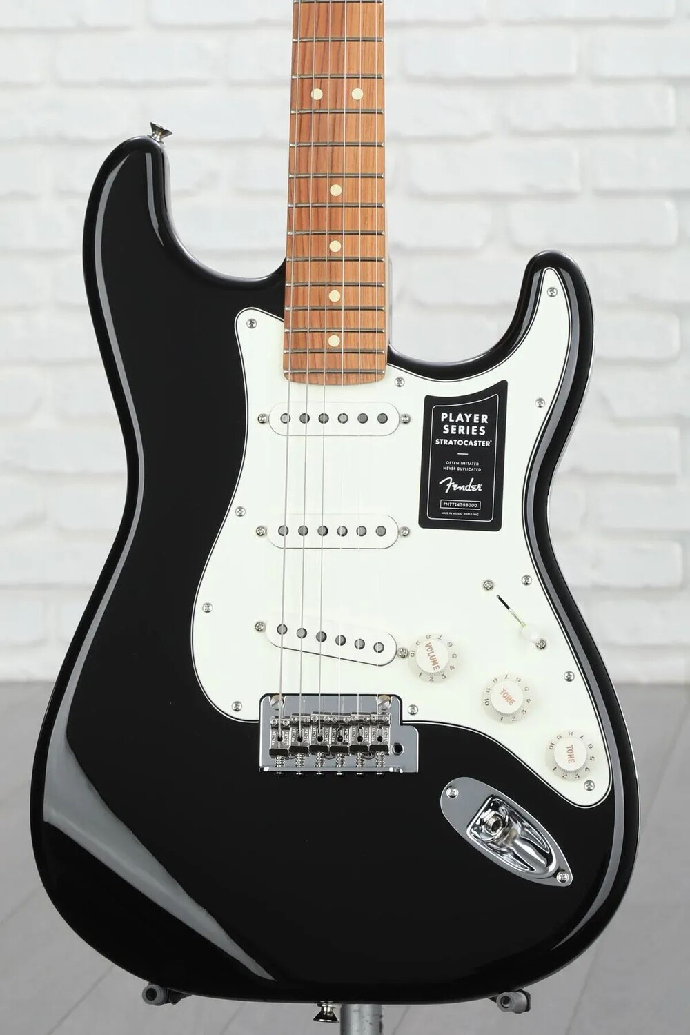 

Fender Player Stratocaster — черный с накладкой на гриф Pau Ferro