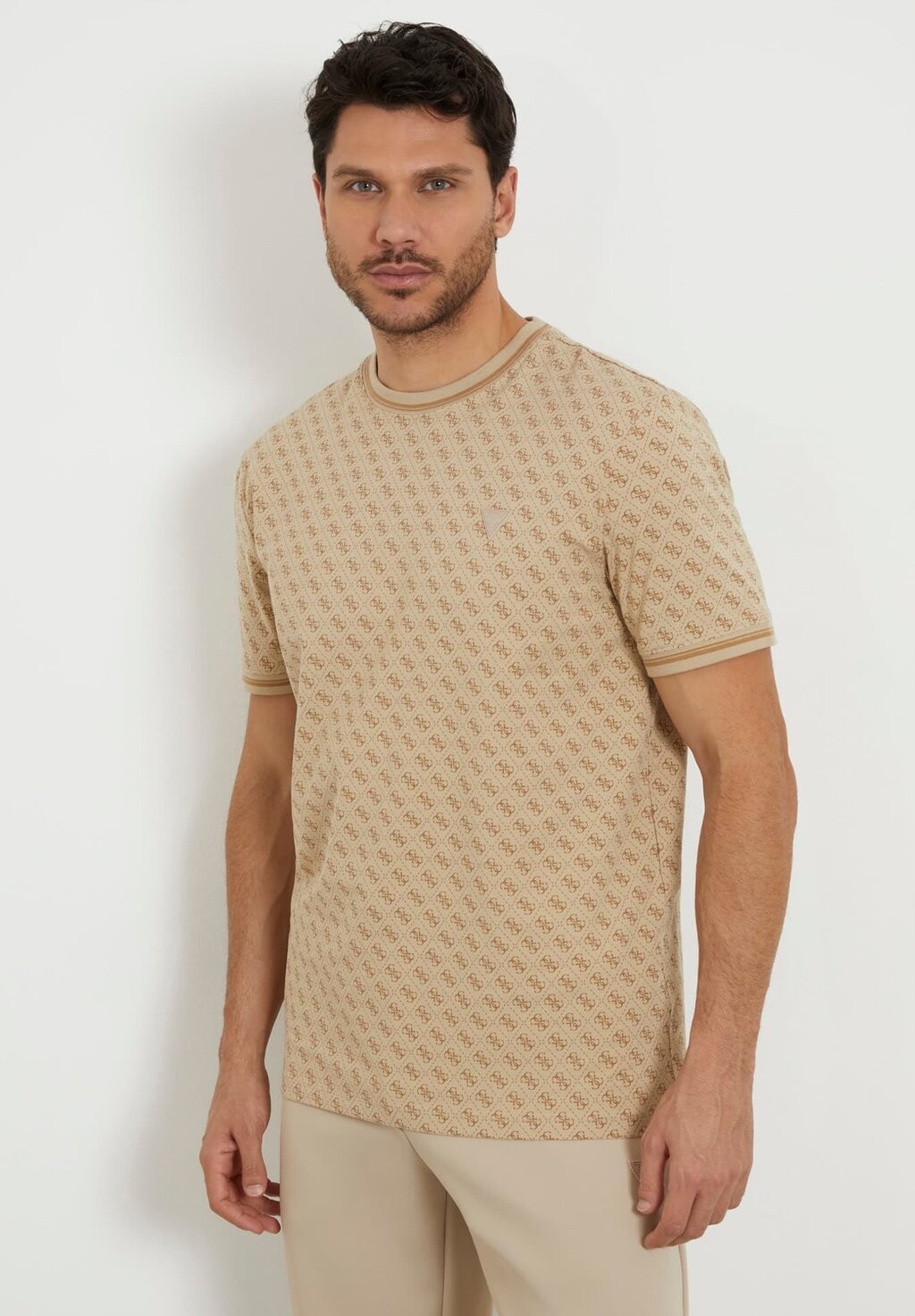

Футболка с принтом Guess, цвет beige