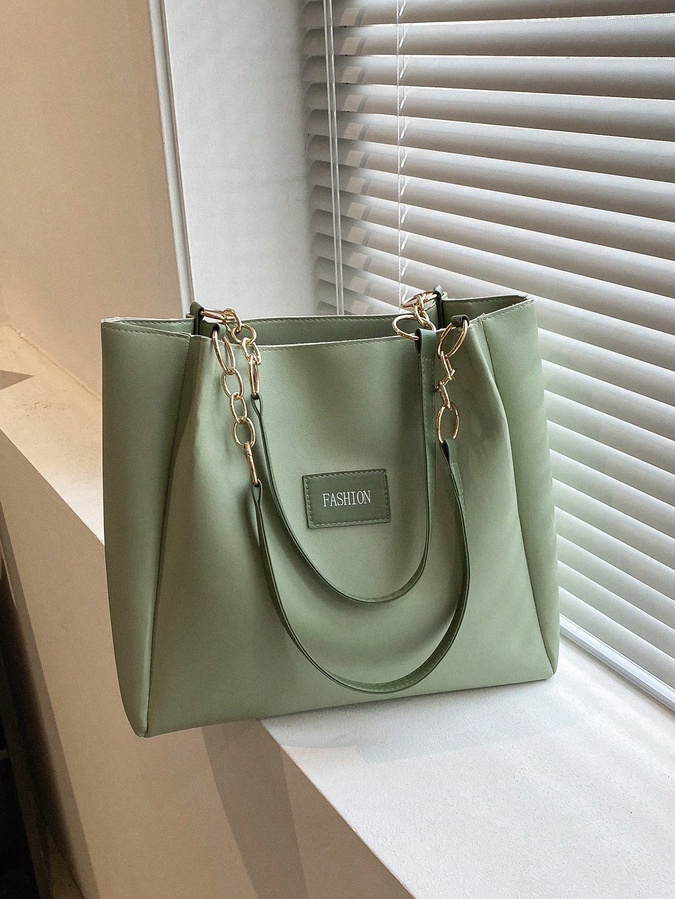 Маленькая сумка через плечо с буквенным декором, зеленый фото