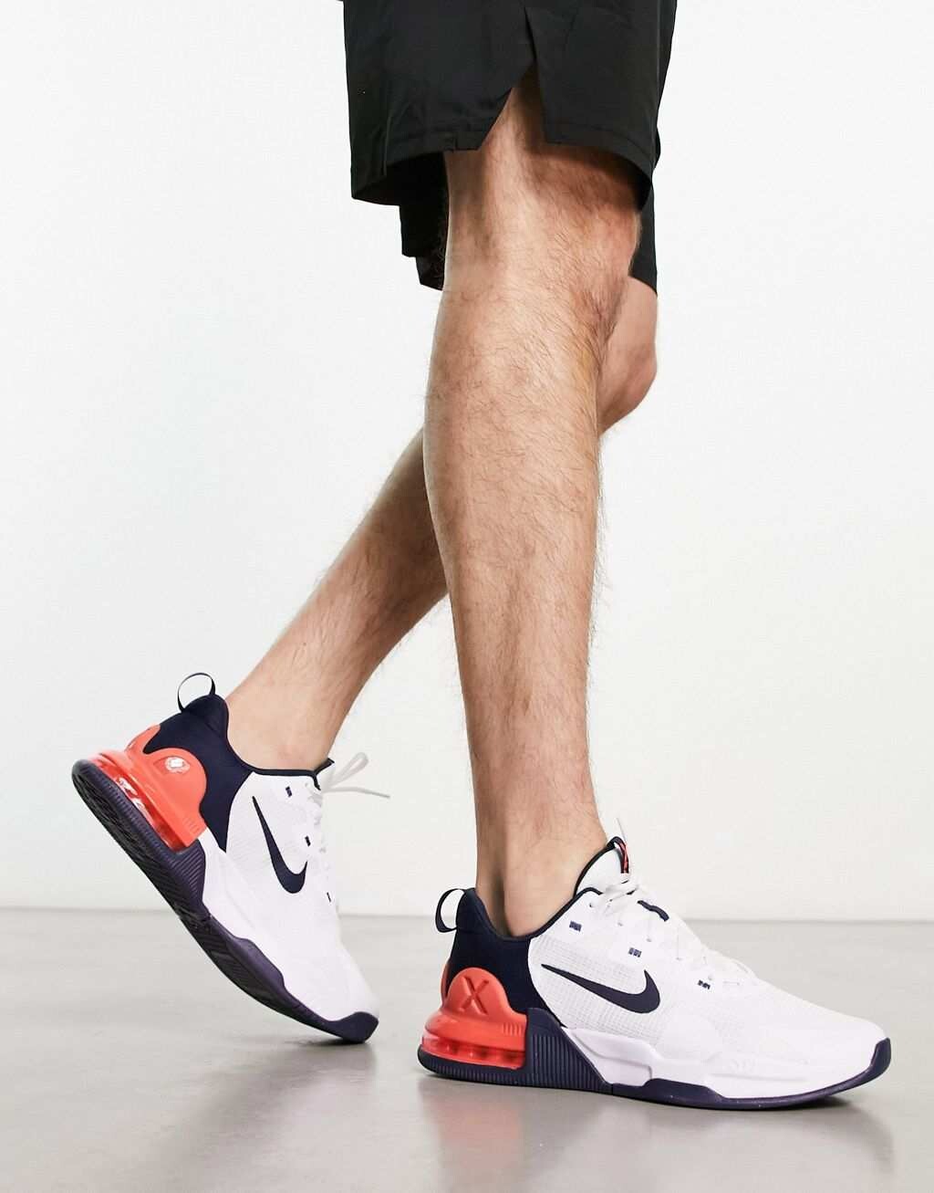 

Бело-черные кроссовки Nike Training Air Max Alpha 5