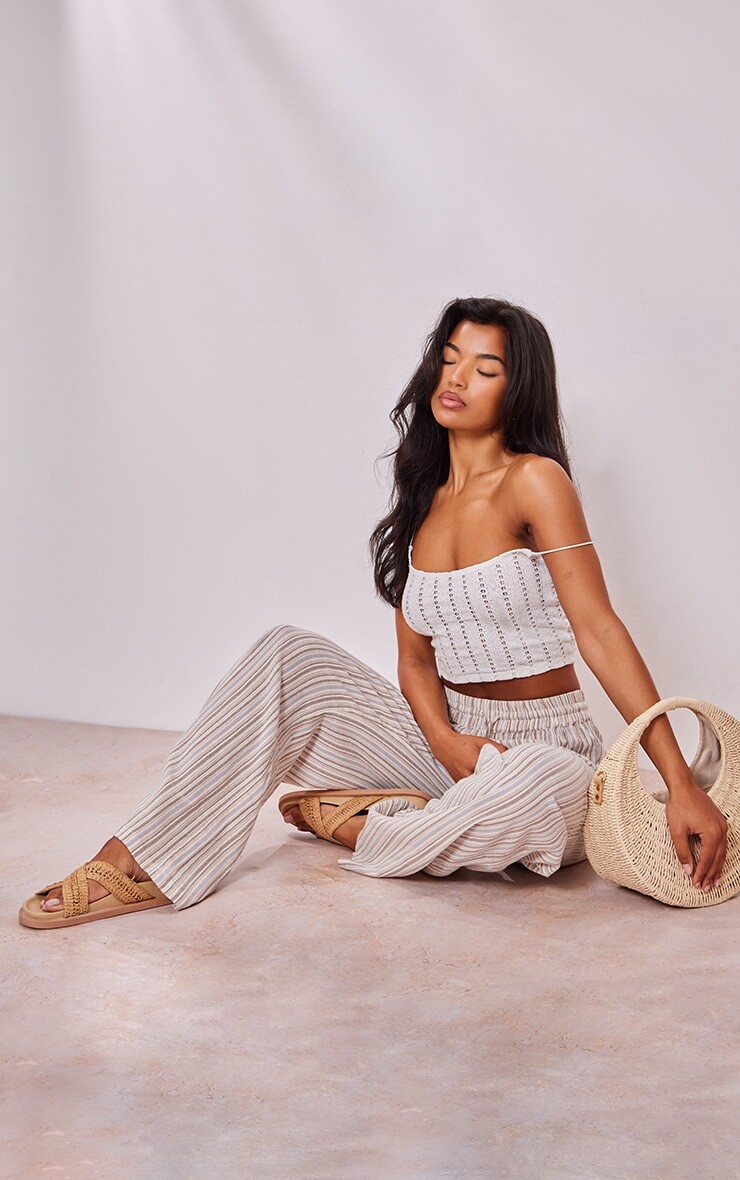 

PrettyLittleThing Off-White Текстурированная майка на тонких бретелях