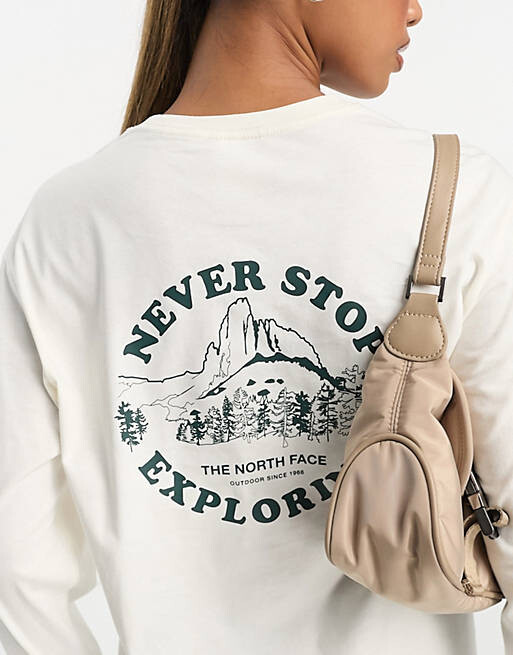 

Белая футболка с длинными рукавами и принтом на спине The North Face Exploring Circle эксклюзивно на ASOS