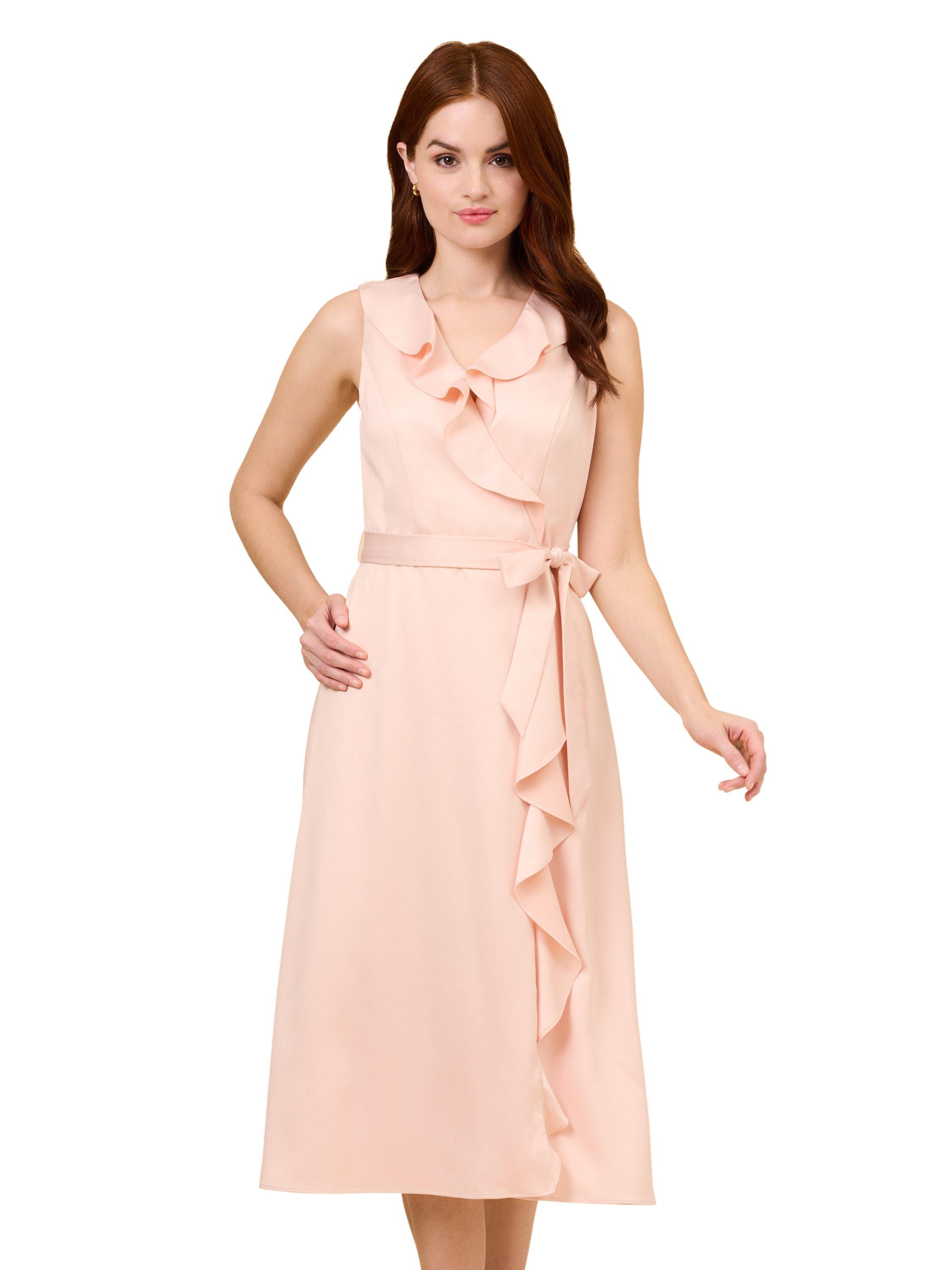 цена Платье из атласного крепа с рюшами и запахом Adrianna Papell, розовый