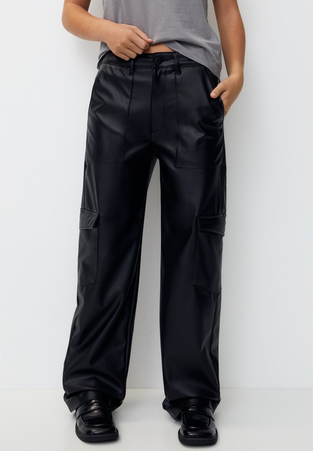 

БРЮКИ-КАРГО, Faux Leather PULL&BEAR