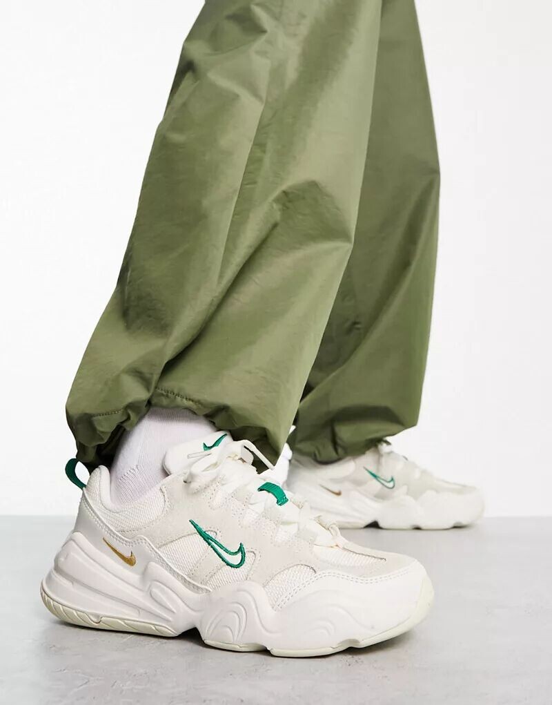 

Бело-зеленые кроссовки Nike Tech Hera