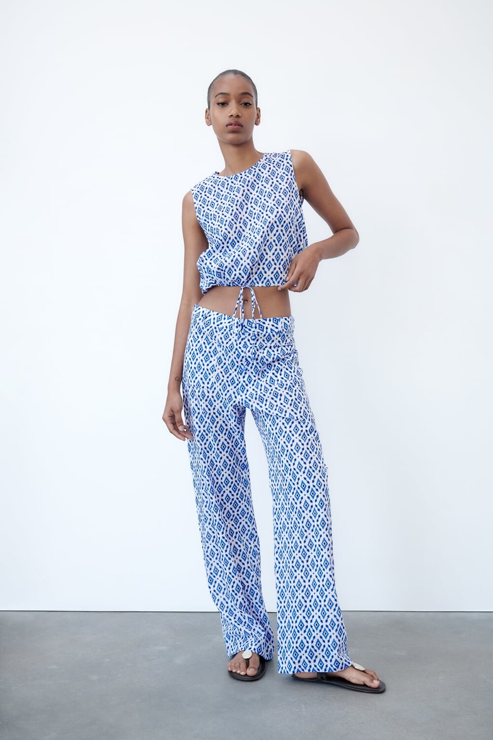 

Топ с принтом с завязками ZARA, синий