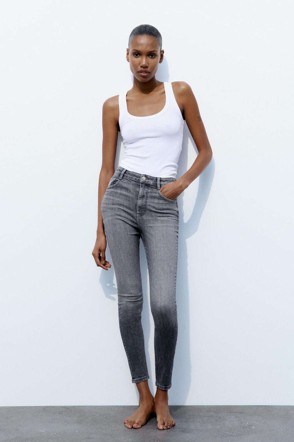 

Джинсы из суперэластичной ткани с высокой талией и пятью карманами ZARA, антрацитовый серый