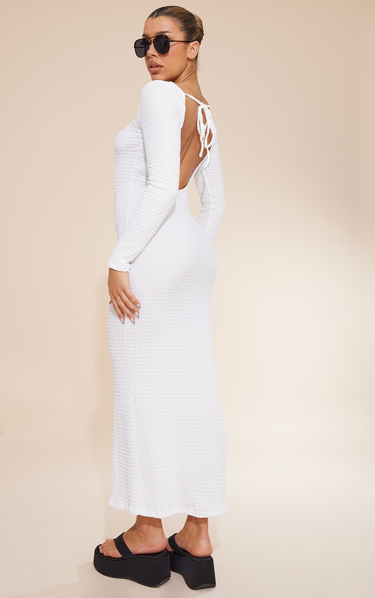 цена PrettyLittleThing Белое фактурное платье-миди с длинными рукавами и открытой спиной