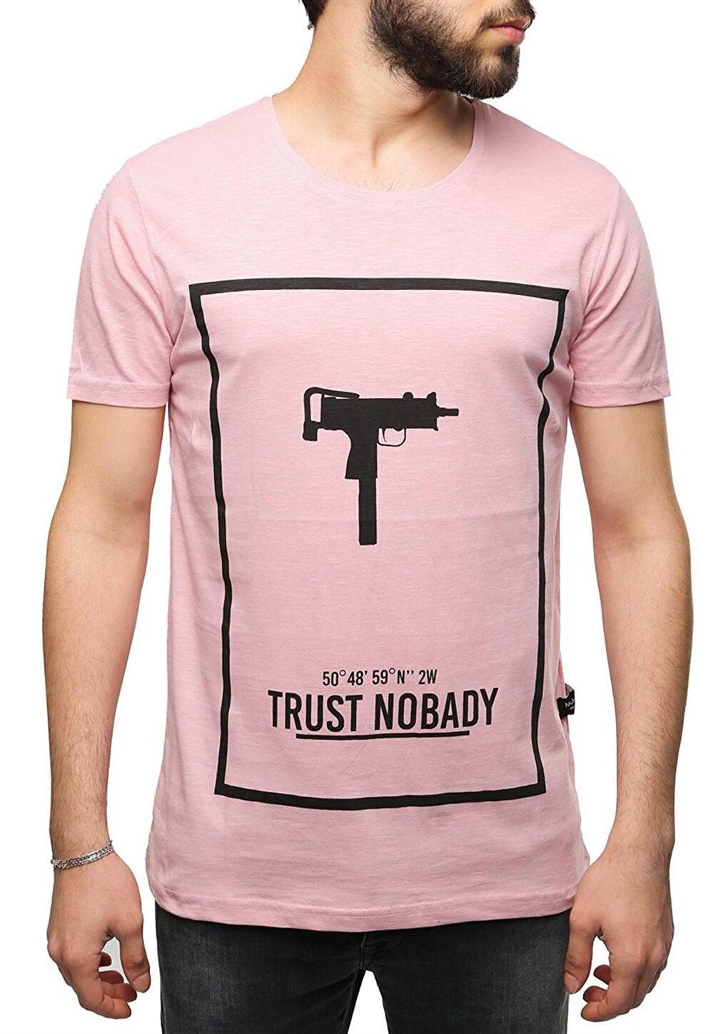 Розовая футболка с принтом Узи 2533 MADMEXT