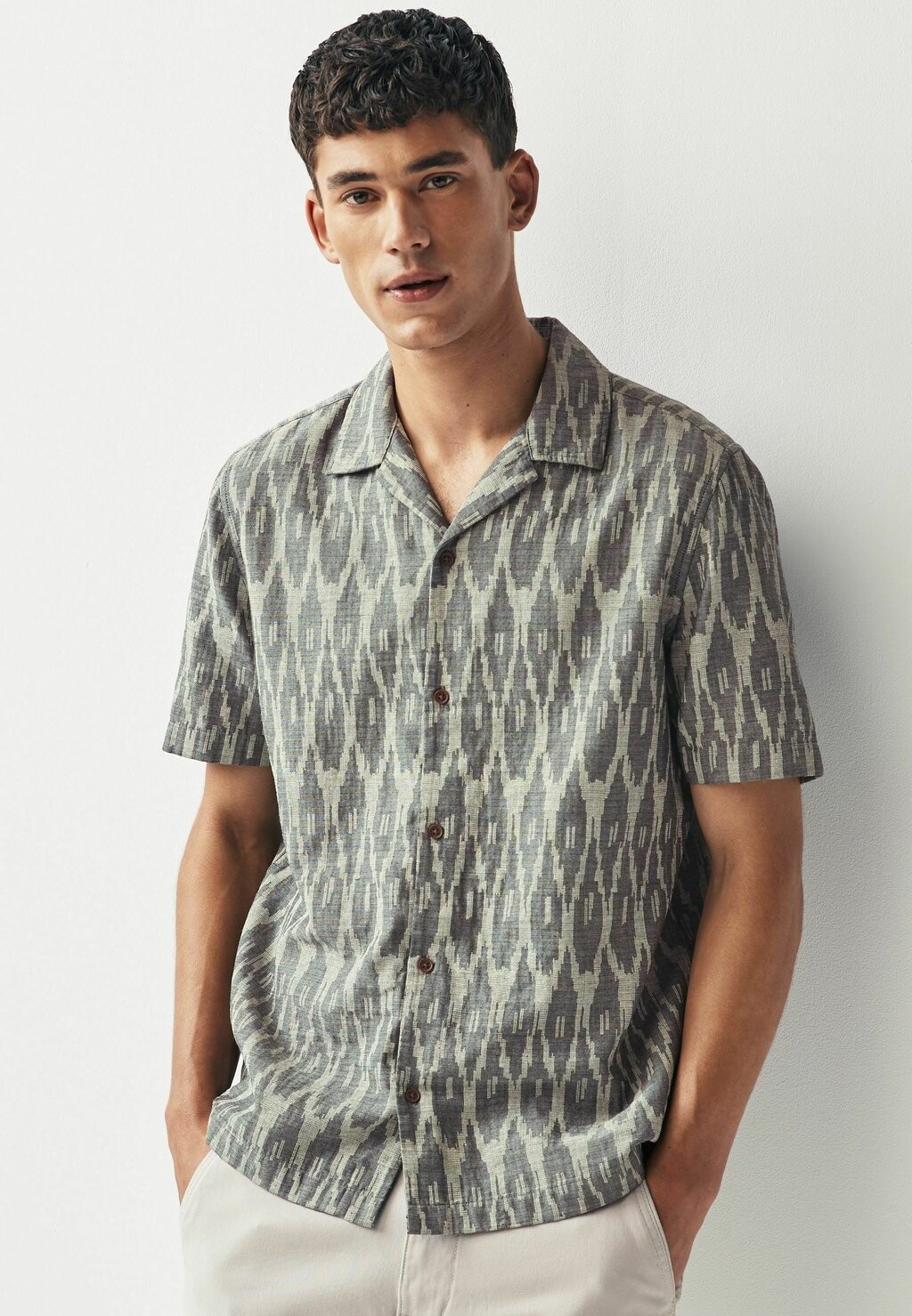 

Рубашка SHORT SLEEVE WITH CUBAN COLLAR REGULAR FIT Next, цвет grey