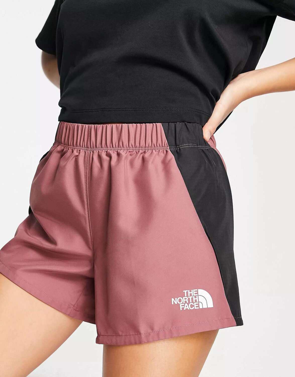 

Розовые тканые шорты с высокой талией The North Face Training