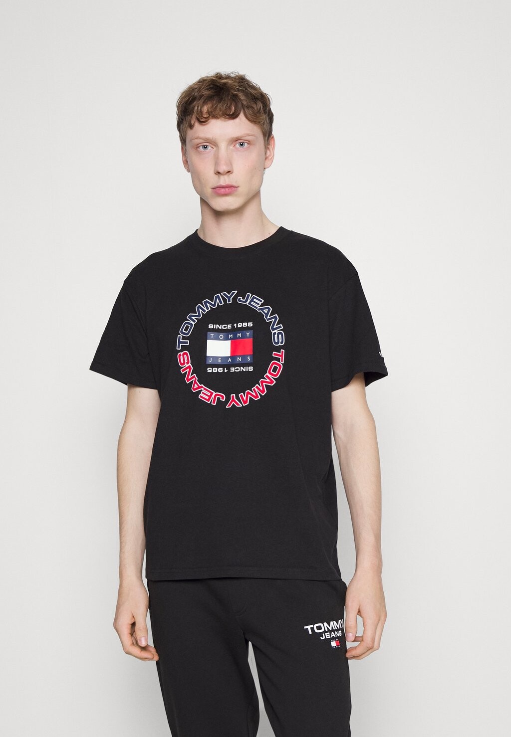 

Футболка с принтом Tommy Jeans, черный