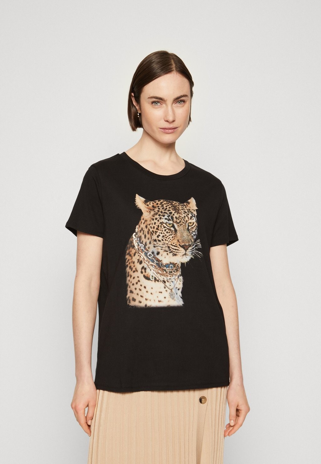 

Футболка с принтом Leopard Jewel Guess, цвет jet black