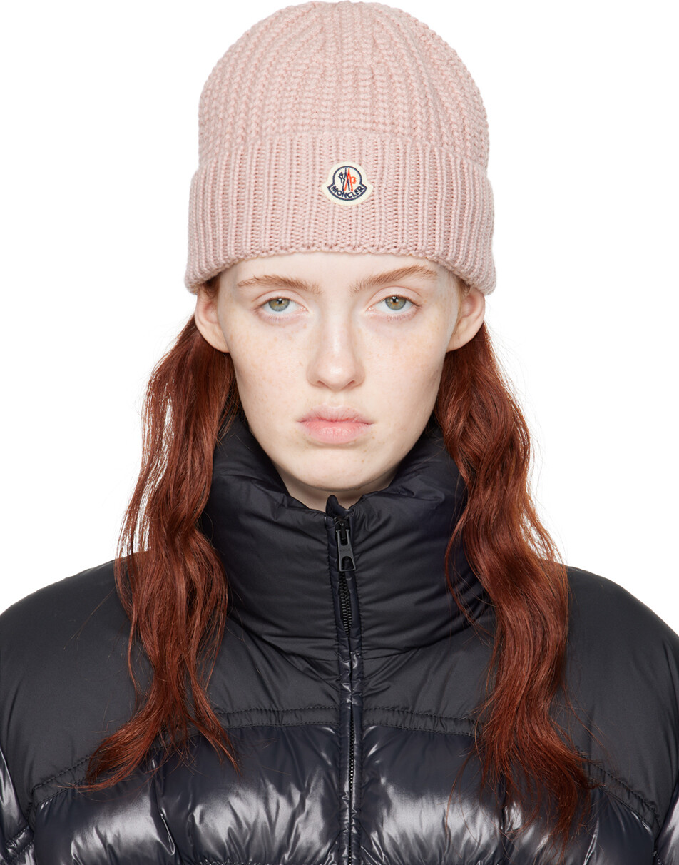 

Розовая шапка с нашивками Moncler