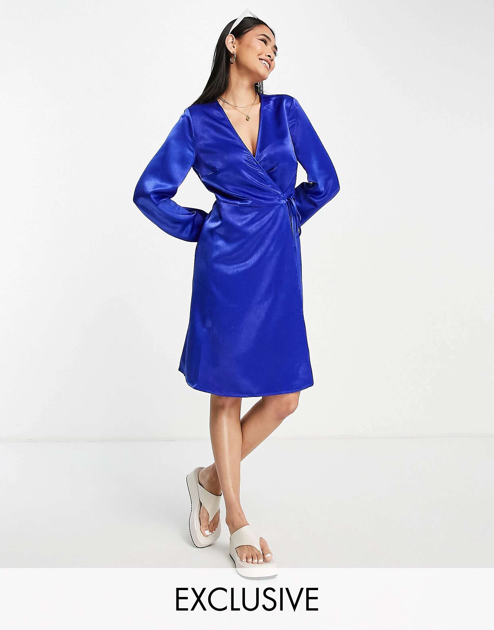 цена Эксклюзивное атласное платье миди с запахом Vila ярко-синего цвета