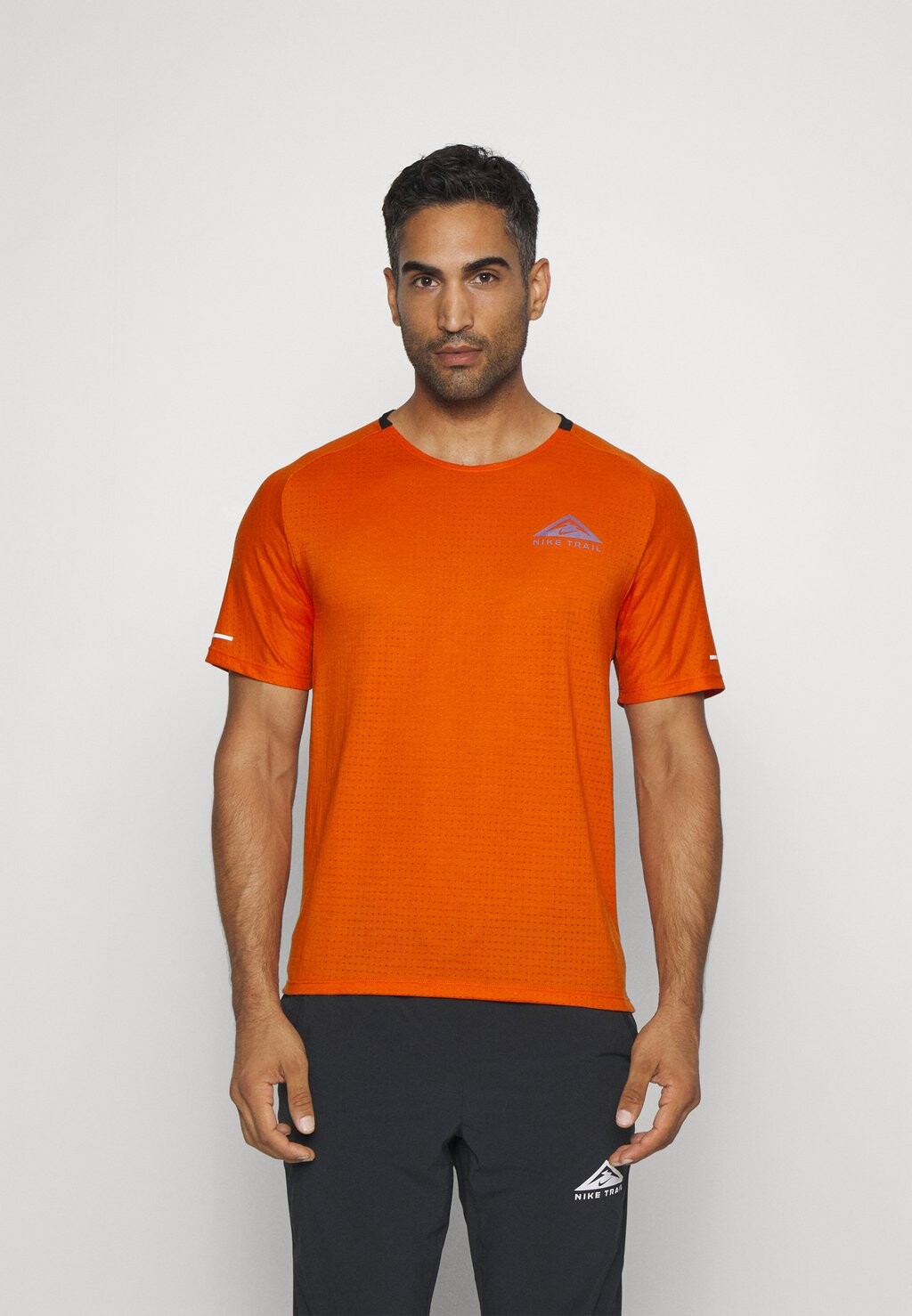 

Спортивная футболка M NK DF TRAIL TOP SS Nike, оранжевый у костра