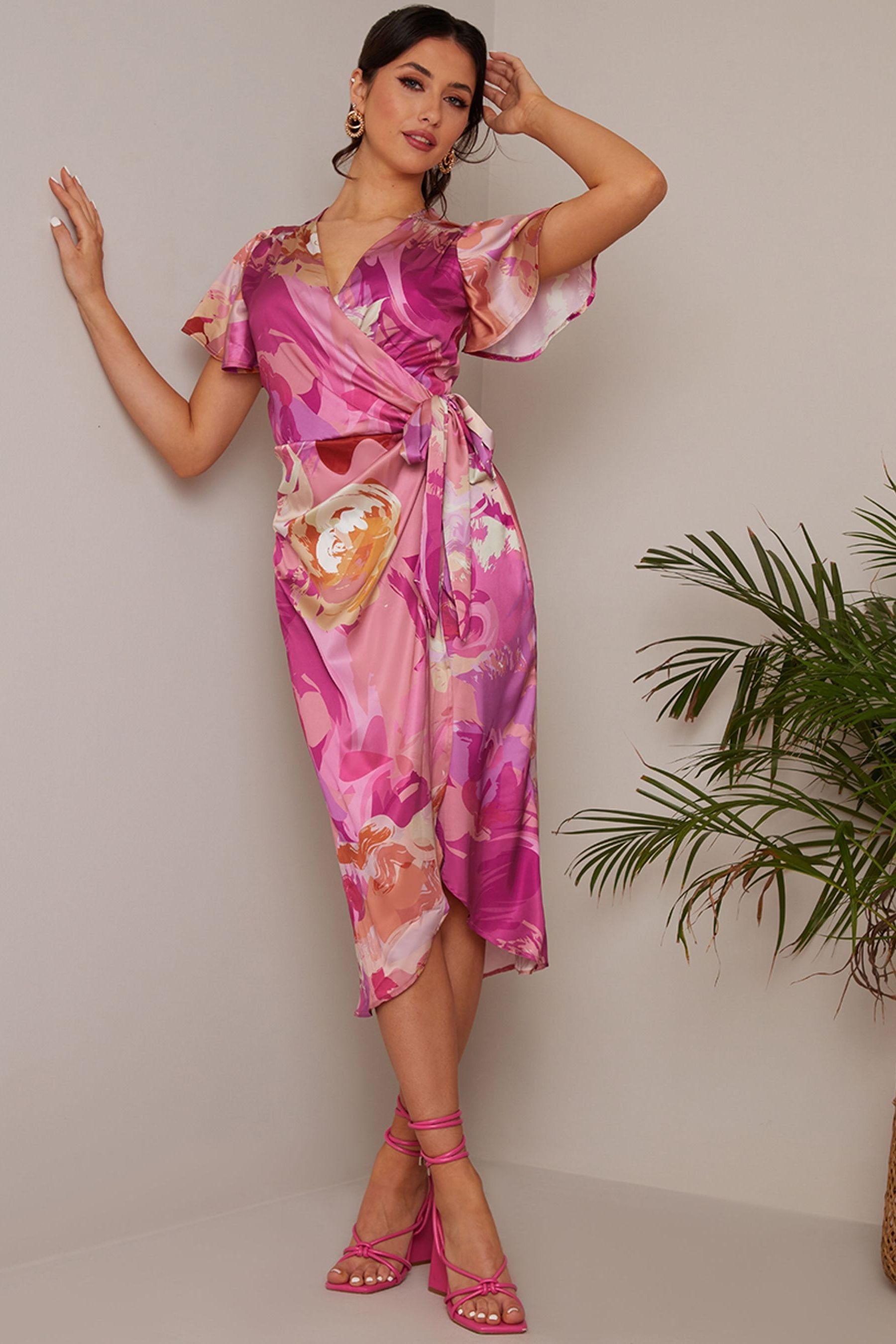 Платье цветочным принтом и V-образным вырезом Chi Chi London, розовый
