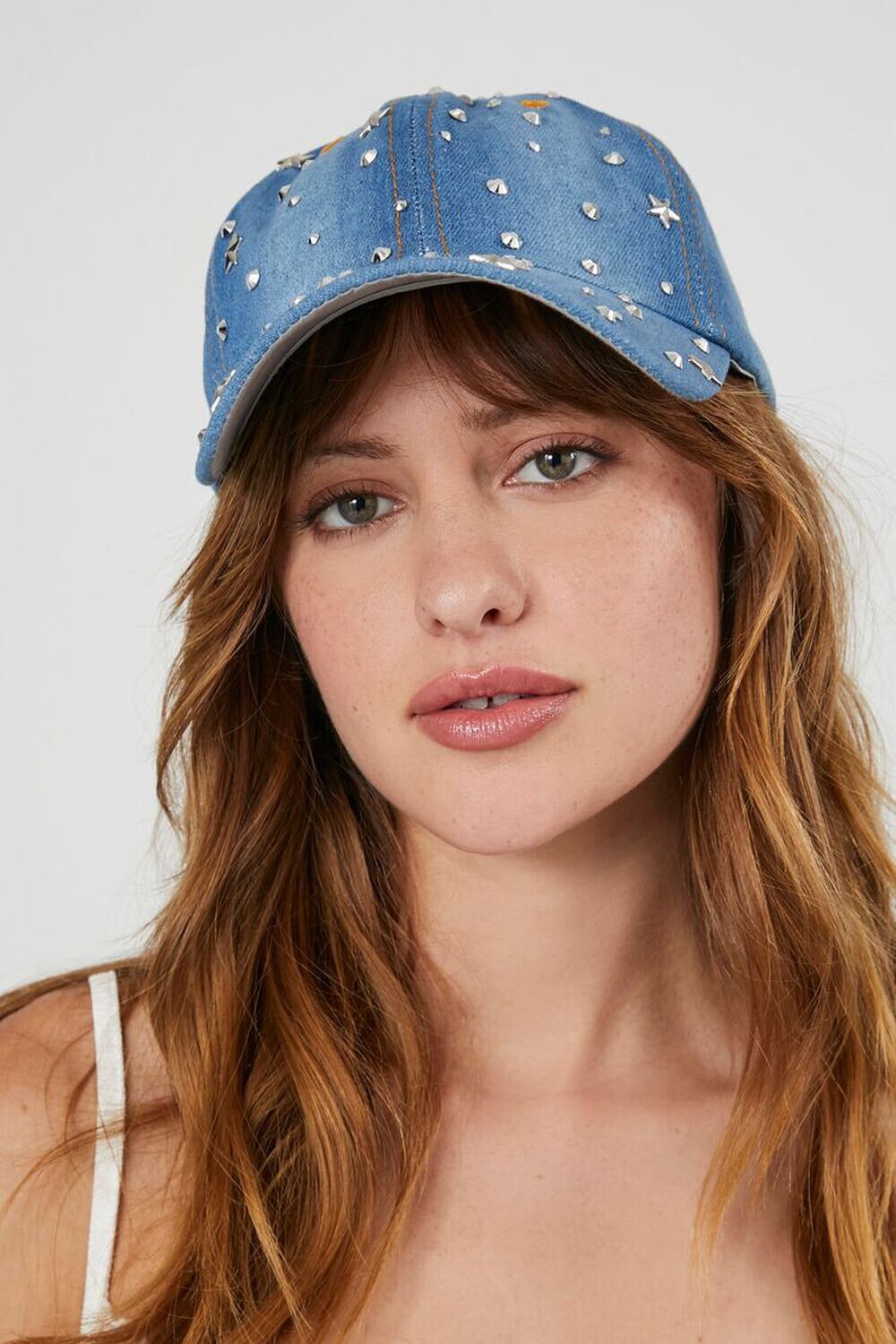 

Джинсовая бейсболка со звездами и заклепками Forever 21, синий