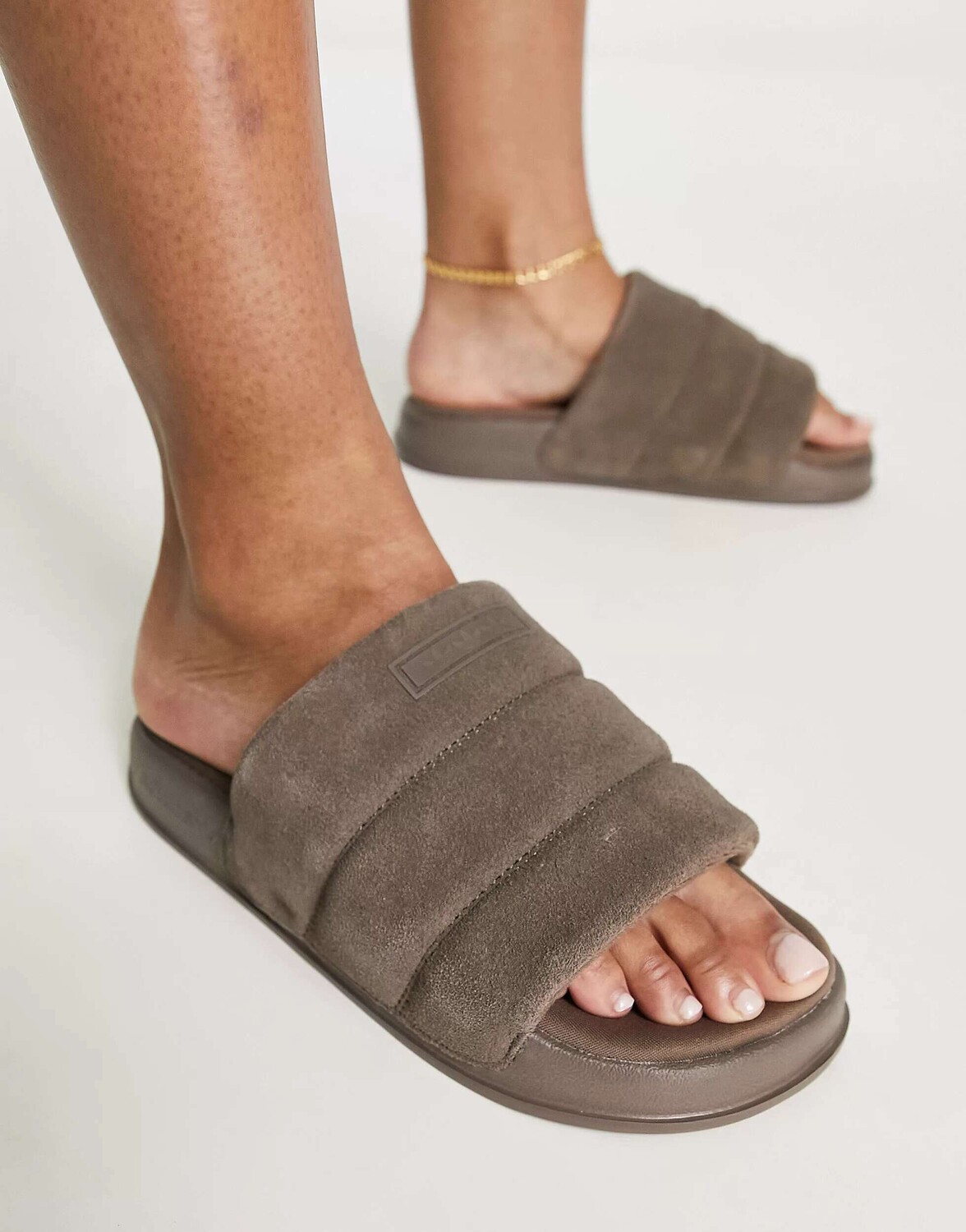 

Темно-коричневые шлепанцы adidas Originals Adilette Essential