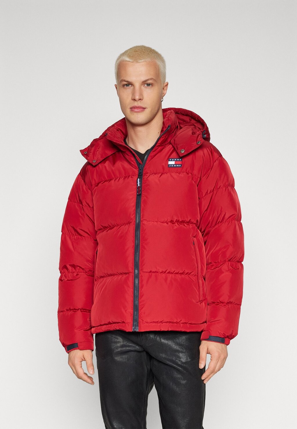 Куртка Tommy Jeans АЛЯСКА ПУФФЕР, цвет magma red magma riot dj stashpack xl plus black red