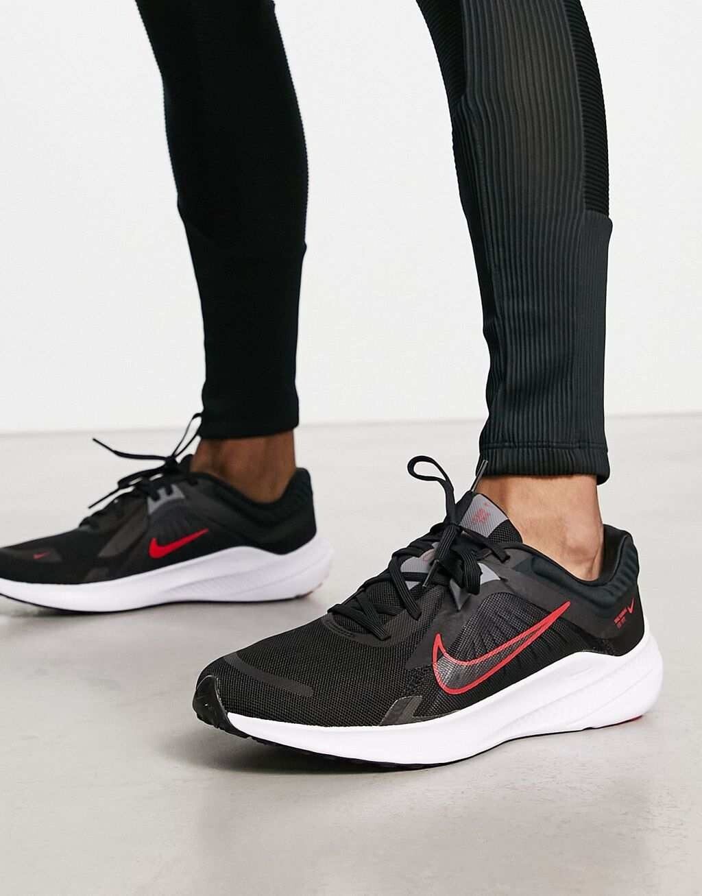 

Черные кроссовки Nike Running Quest 5