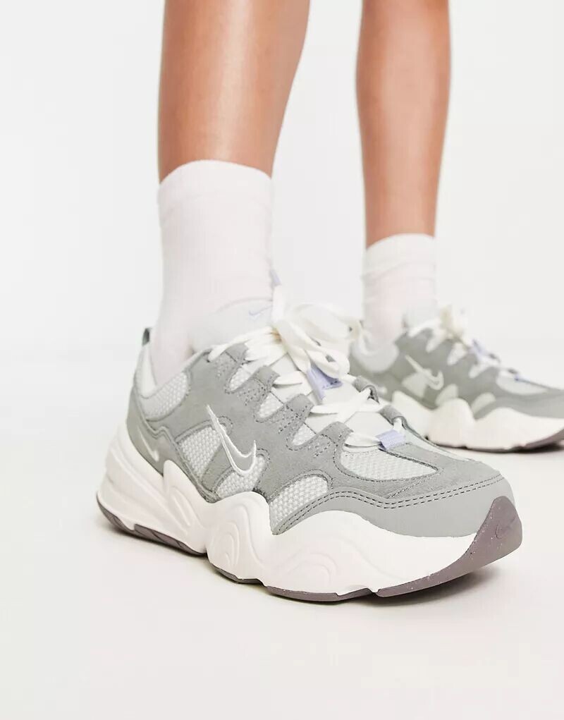 

Кроссовки Nike Tech Hera светло-серебристого и зеленого цвета слюды