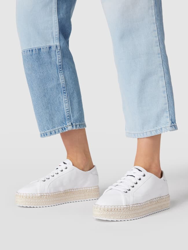 

Кроссовки на платформе с нашивкой-лейблом Tommy Jeans, белый