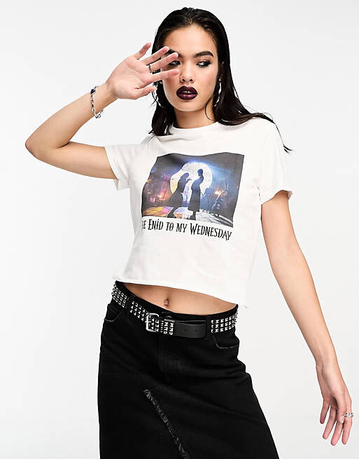 

Белая футболка ASOS DESIGN Wednesday Addams с изображением лицензии на съемку фильма, Белый