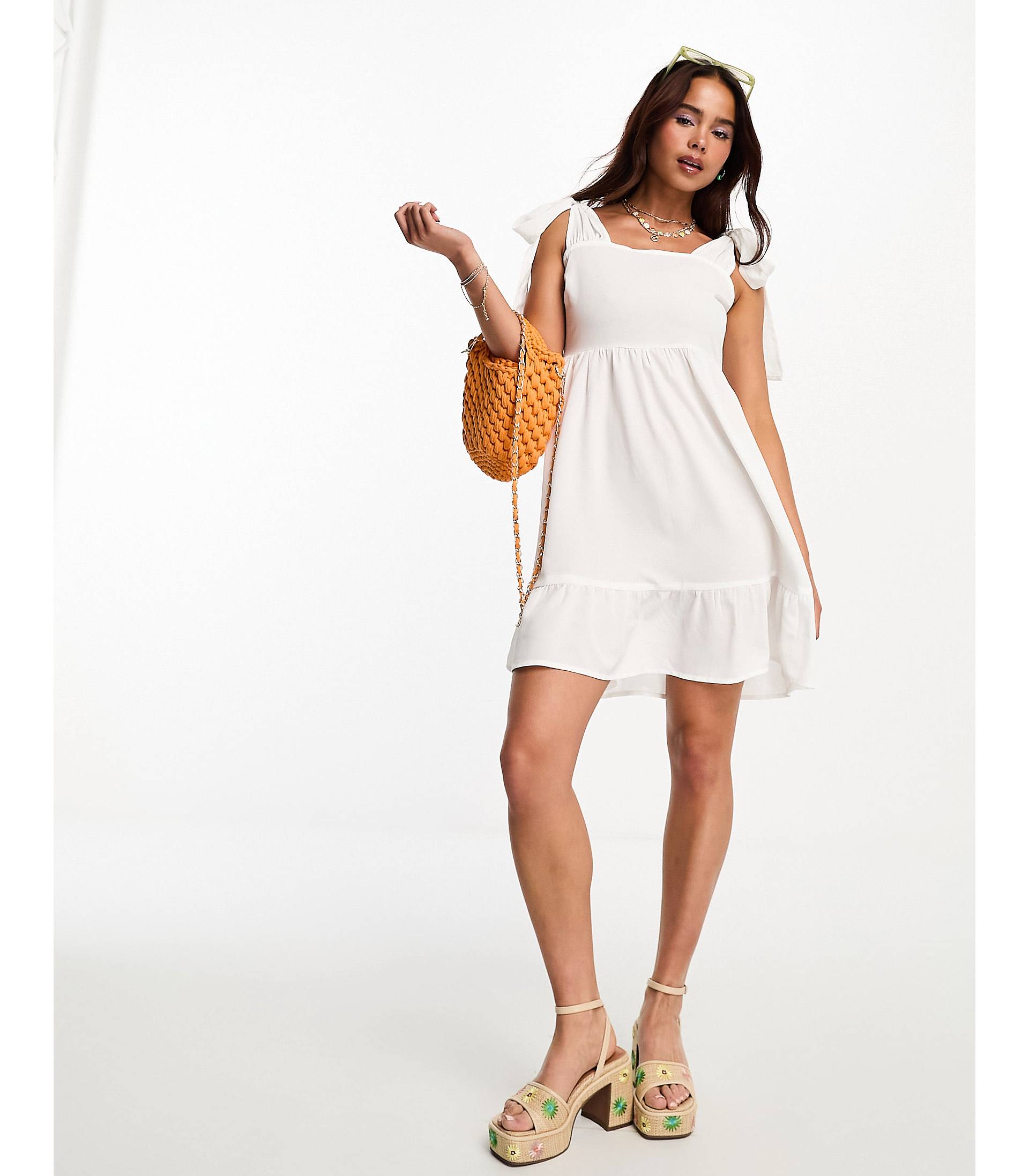 Белое платье мини с завязками на плечах Vero Moda кремовое пляжное платье макси vero moda с завязками на плечах