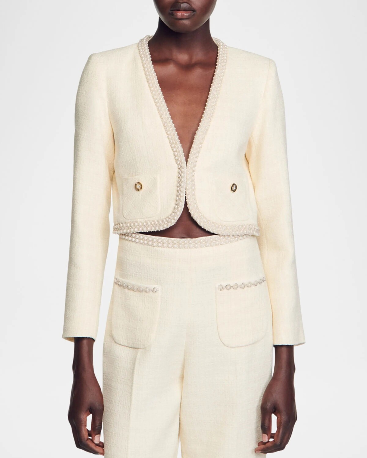 

Укороченный блейзер Vayene с глубоким V-образным вырезом и бисером Sandro, цвет Ecru