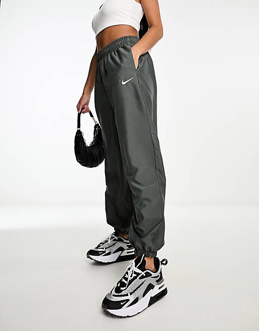 

Тканые джоггеры серого цвета с парашютом Nike Life GPX