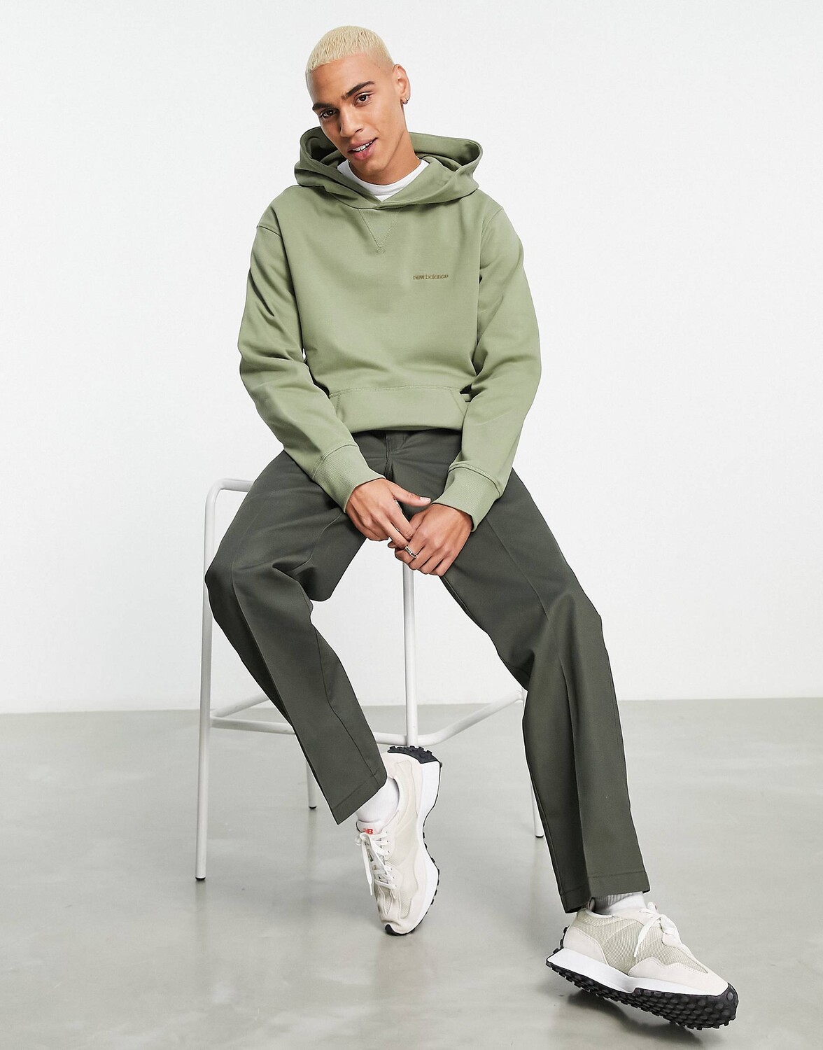 

Худи зеленого цвета хаки с логотипом New Balance