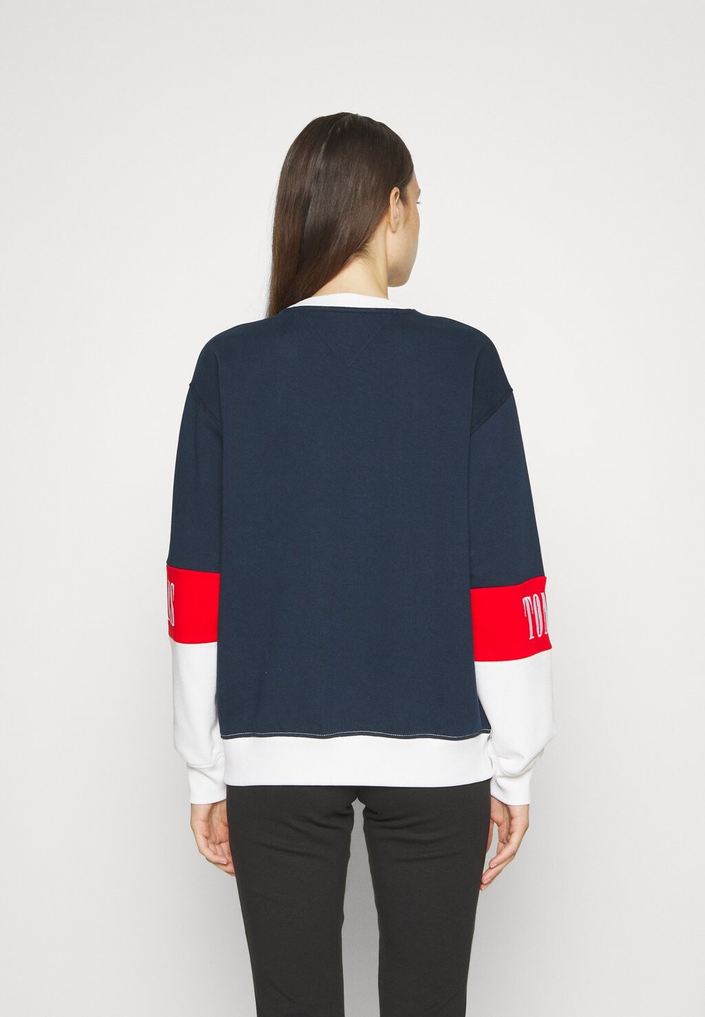 

Толстовка Tommy Jeans ARCHIVE CREW, цвет dark night navy/multi
