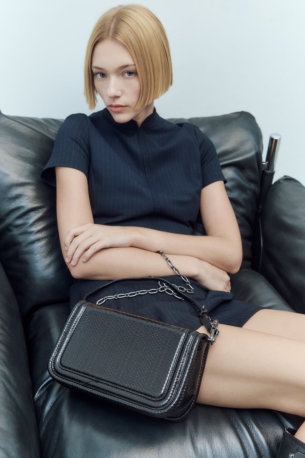 

Сумка через плечо со змеиным принтом ZARA, черный