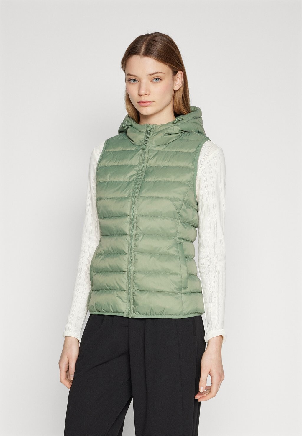 цена Жилет Onlnewtahoe Hood ONLY, цвет hedge green