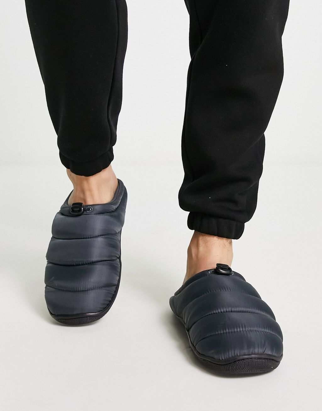 

Серые пуховые тапочки ASOS DESIGN