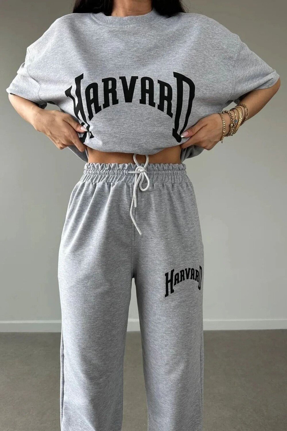 

Спортивные штаны и футболка Harvard Серая футболка Jogger Нижний верх Спортивный комплект Oversize с круглым вырезом K&H TWENTY-ONE, серый