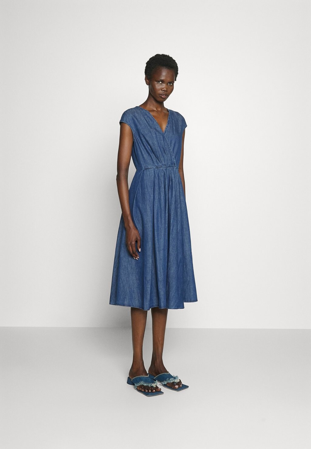 

Джинсовое платье WEEKEND MaxMara, синий