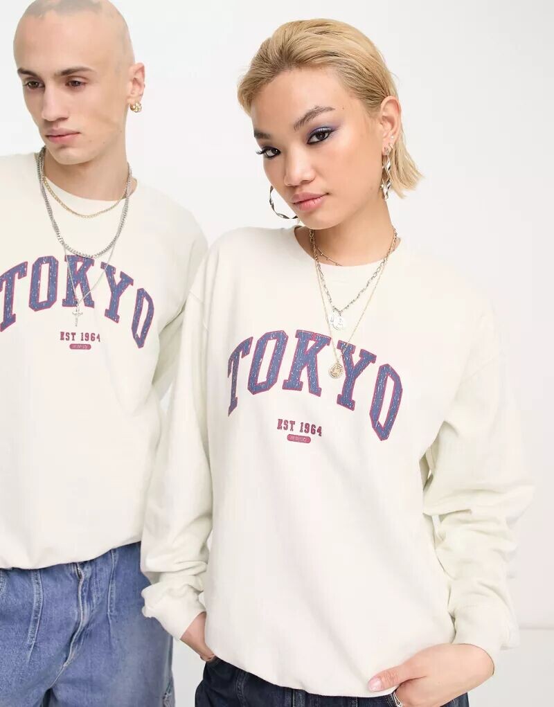 

Толстовка унисекс цвета экрю Reclaimed Vintage с круглым вырезом и принтом «Токио»