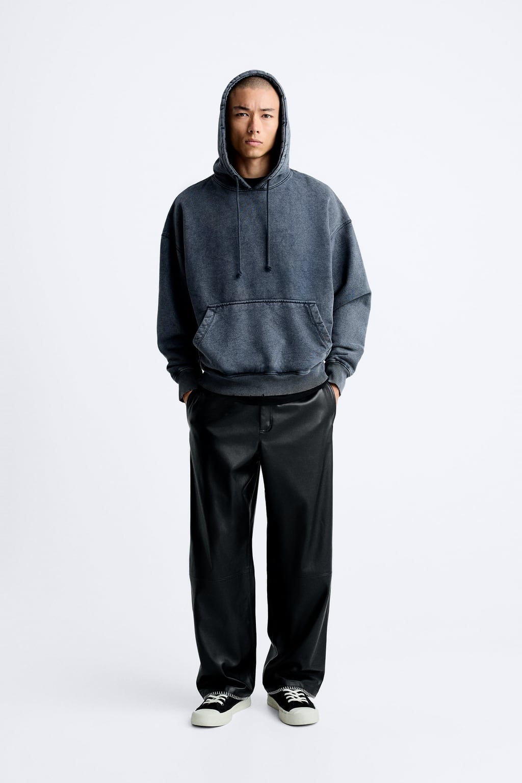 

Брюки с эффектом кожи с отстрочкой ZARA, черный