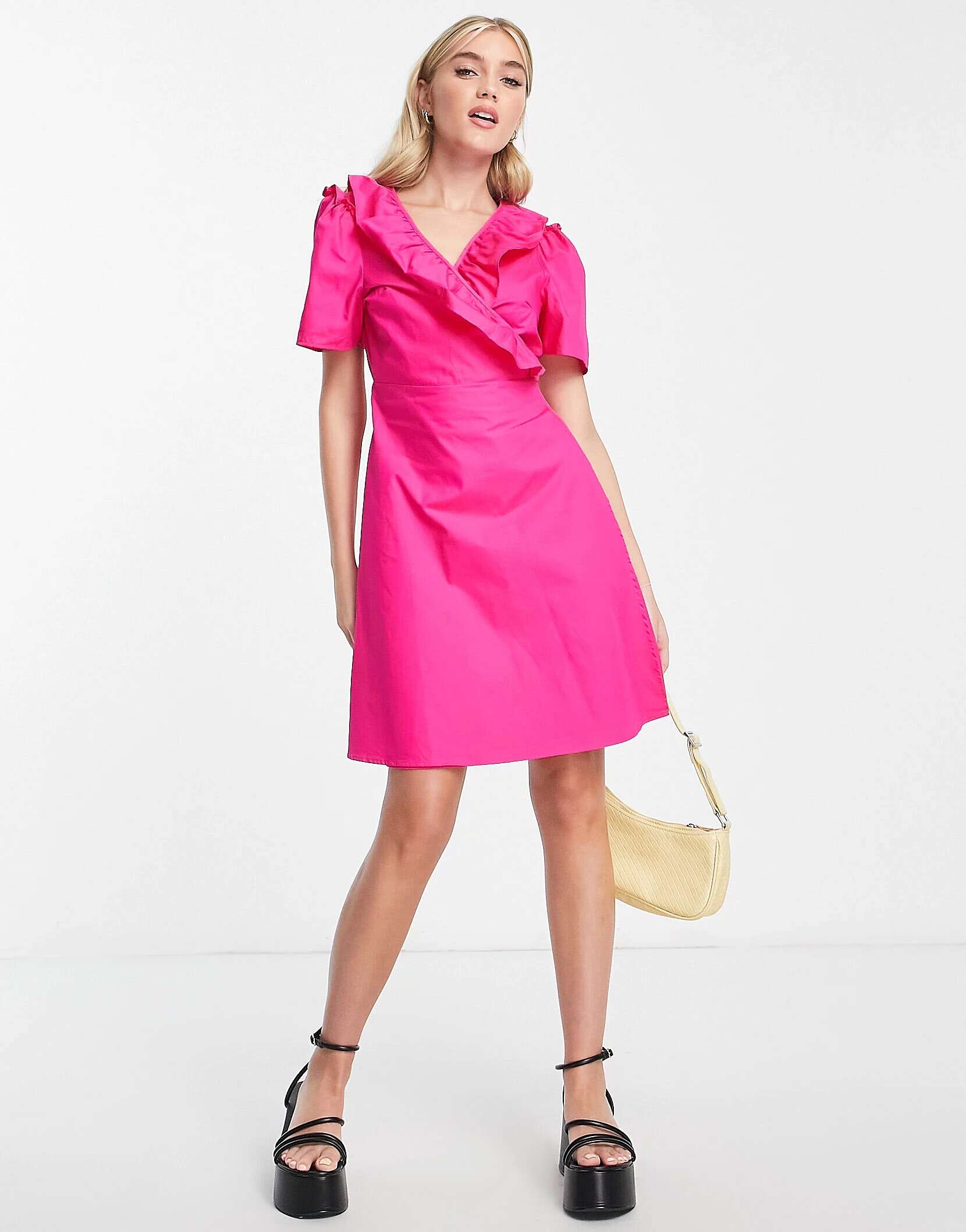Ярко-розовое мини-платье с запахом и оборками Pieces