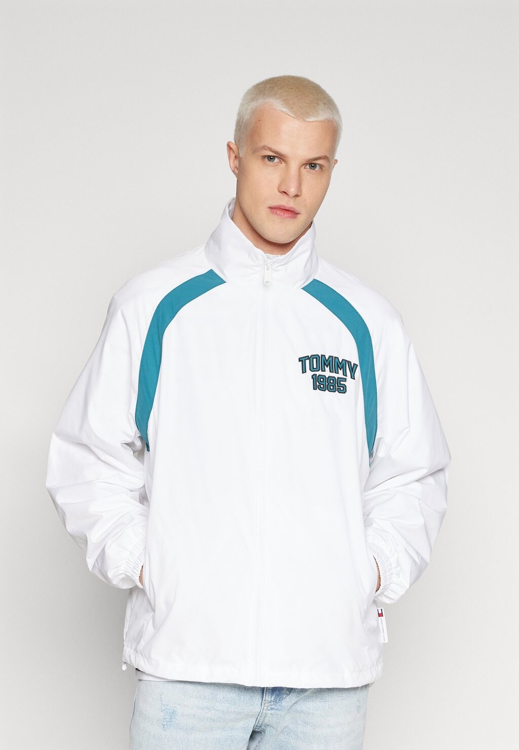 

Весенняя куртка Tommy Jeans, белый