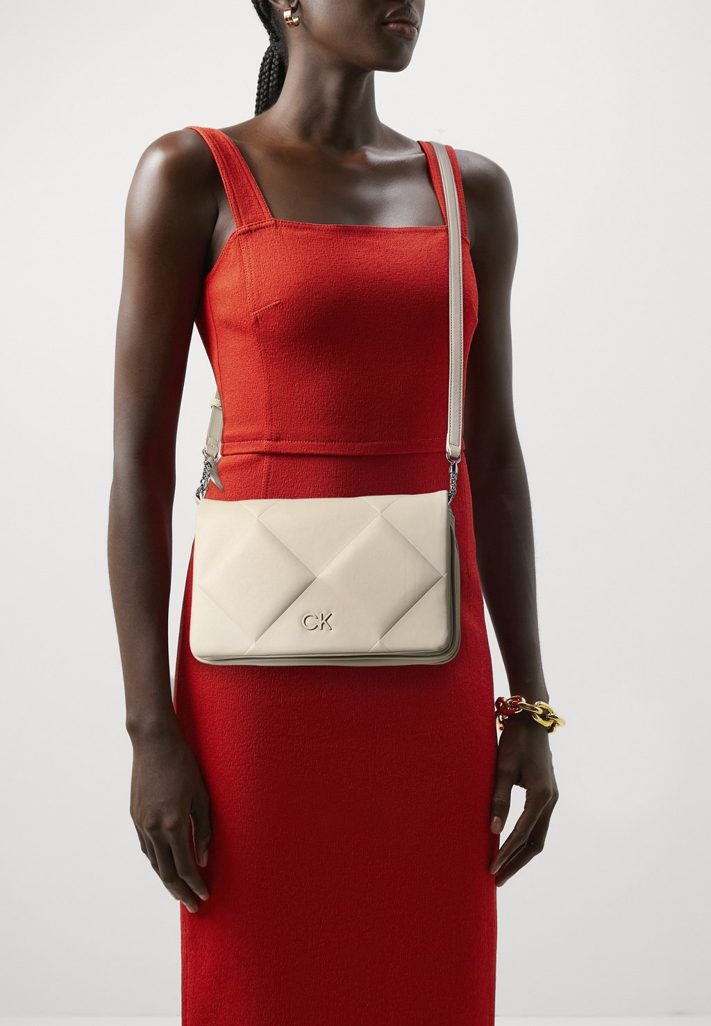 Сумка через плечо QUILT SHOULDER BAG Calvin Klein, бежевый цена и фото