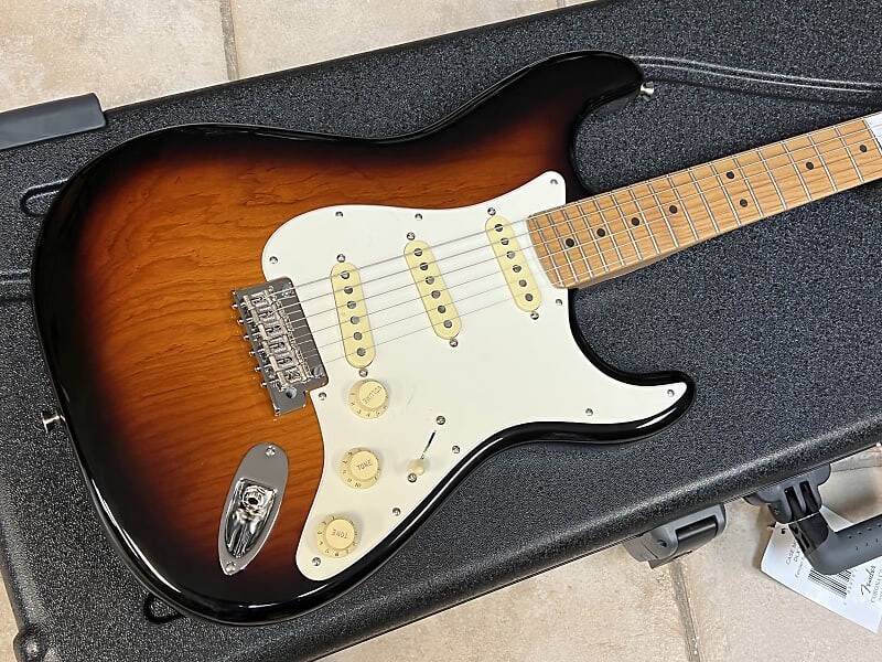 

Электрогитара 2023 Fender DE American Pro II Stratocaster Roasted Maple Neck 2 Color Sunburst
