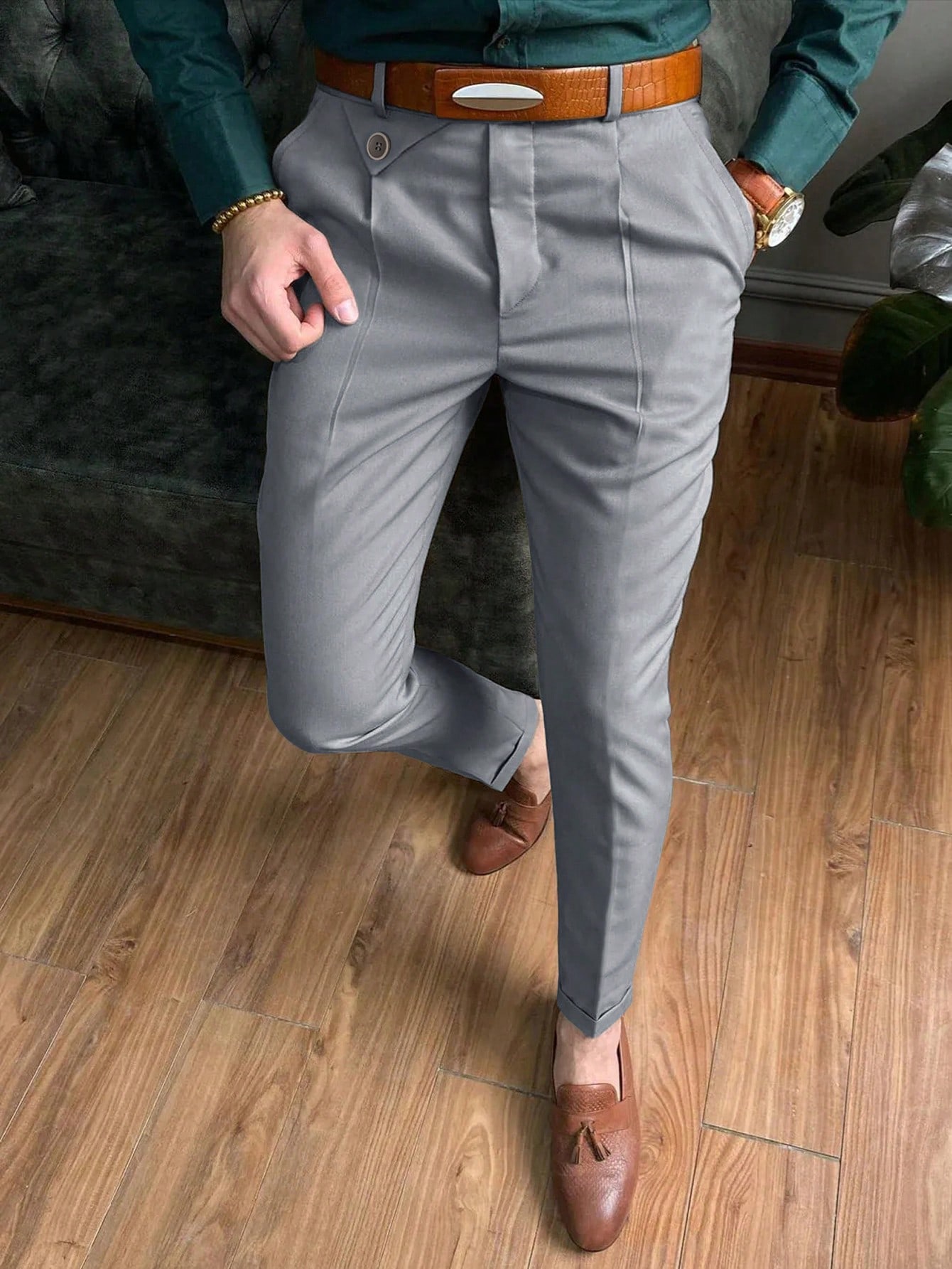 цена Мужские однотонные классические брюки со складками Manfinity Mode, светло-серый