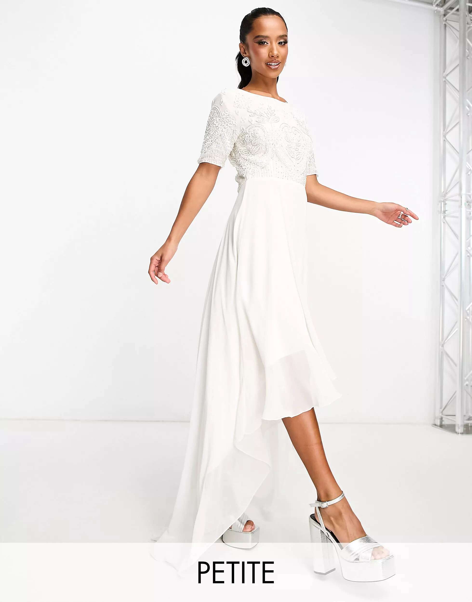 

Beauut Petite Bridal платье 2 в 1 с украшением и высоким низким подолом цвета слоновой кости