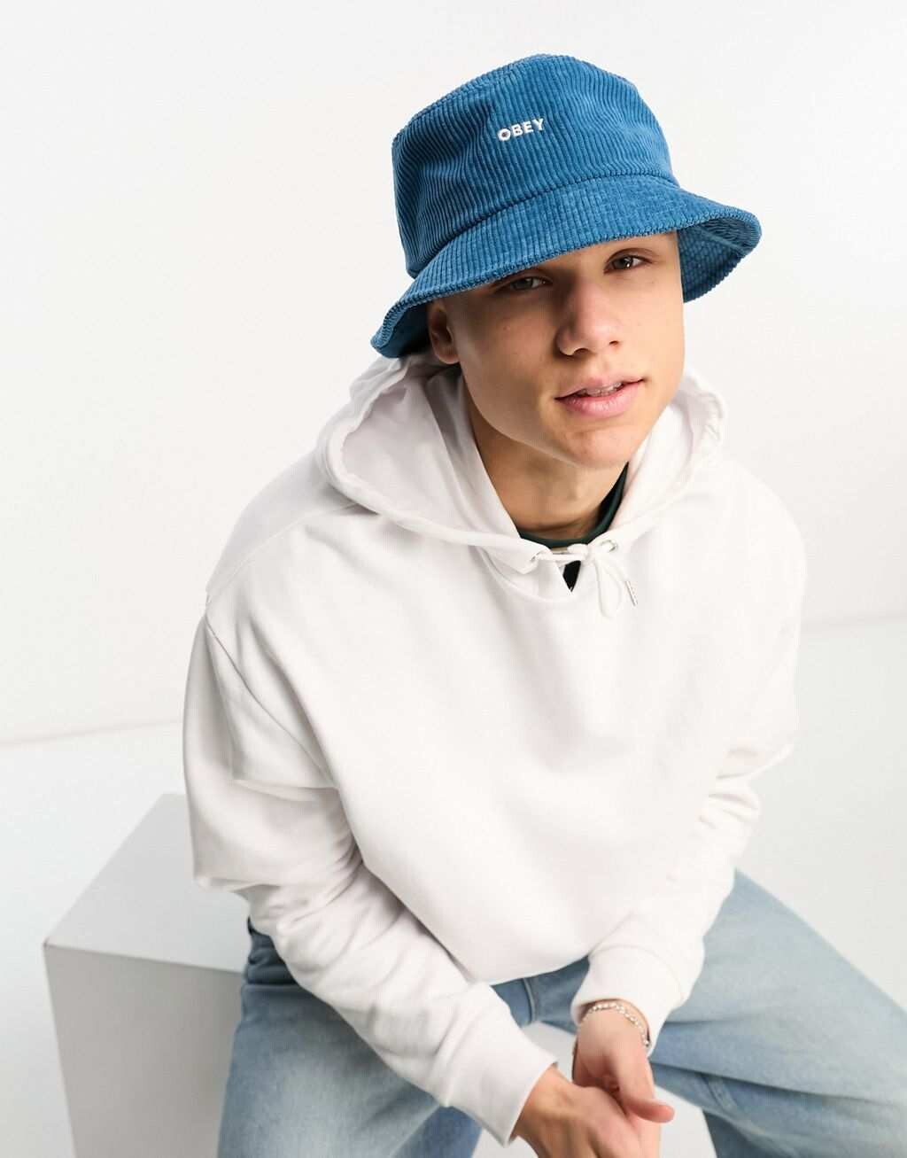 

Эффектная синяя вельветовая панама Obey