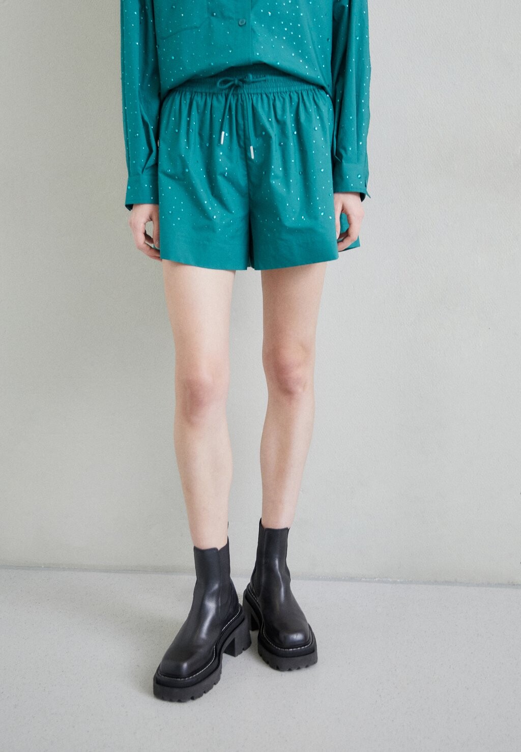 

Шорты Strass Short Matching sandro, цвет vert emeraude